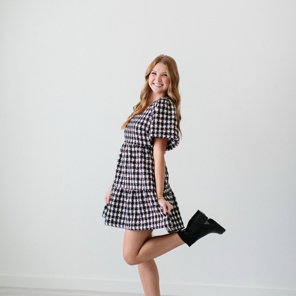 Entro gingham black-white checker with puff sleeves. Size small. NWT